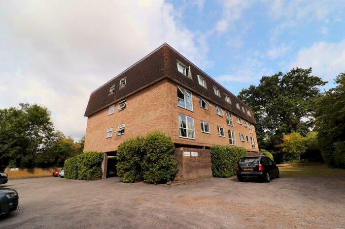 1 Bedroom Flat To Rent In Fairlawns, Addlestone, KT15