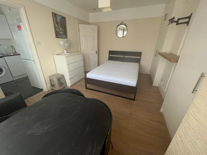 Studio To Rent In North Circular Road, London, N13