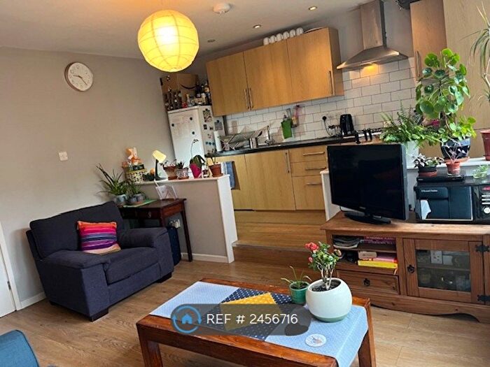 3 Bedroom Maisonette To Rent In Welton House, London, E1