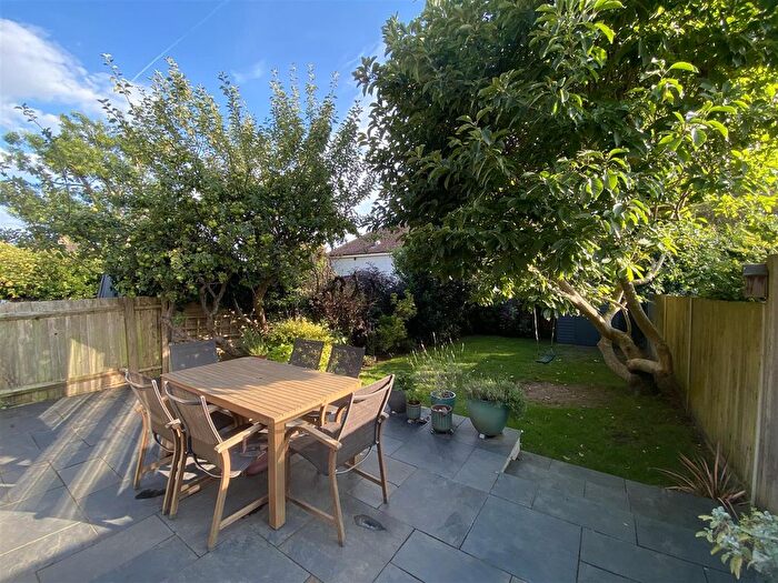 4 Bedroom Semi-Detached House For Sale In Barnfield Road, Harpenden, AL5