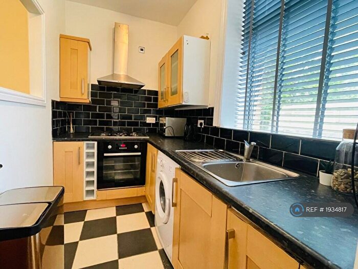 2 Bedroom Terraced House To Rent In Bradford Road, Huddersfield, HD1