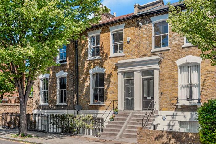 3 Bedroom Terraced House For Sale In Queen Margarets Grove, Islington, N1