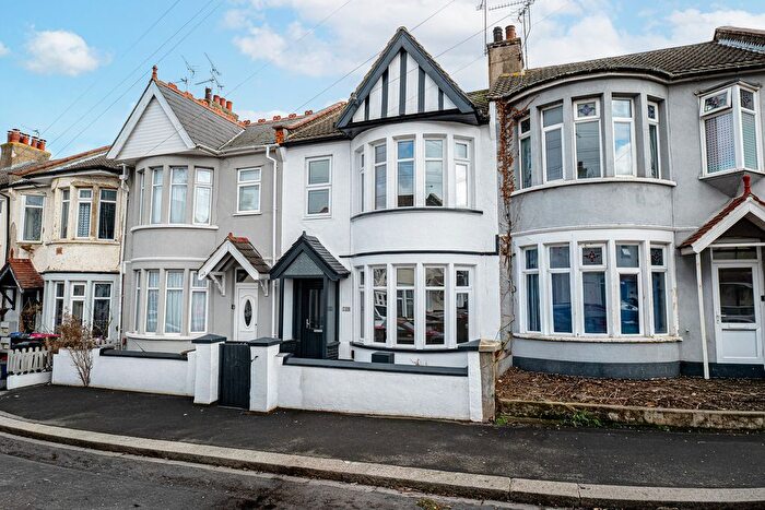 4 Bedroom Terraced House For Sale In Beedell Avenue, Westcliff-On-Sea, SS0