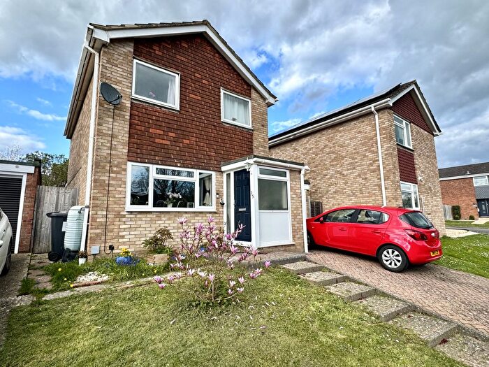 3 Bedroom Detached House For Sale In Bramshott Drive, Hook, RG27