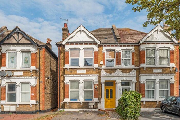 2 Bedroom Flat For Sale In Brownhill Road, Catford, London, SE6