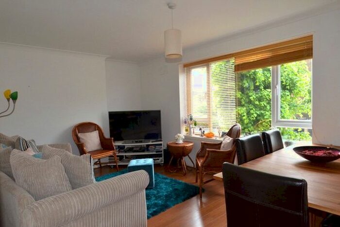 3 Bedroom Flat To Rent In Herne Hill Road, London, SE24