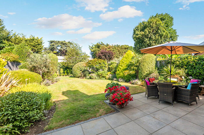 4 Bedroom Detached House For Sale In Village Close, Weybridge, KT13