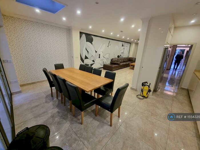 5 Bedroom Terraced House To Rent In Grenoble Gardens, London, N13