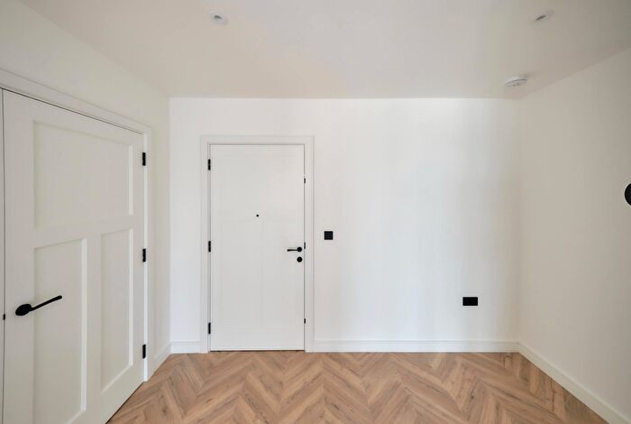 2 Bedroom Flat For Sale In Wheatfield Way, Kingston Upon Thames, KT1