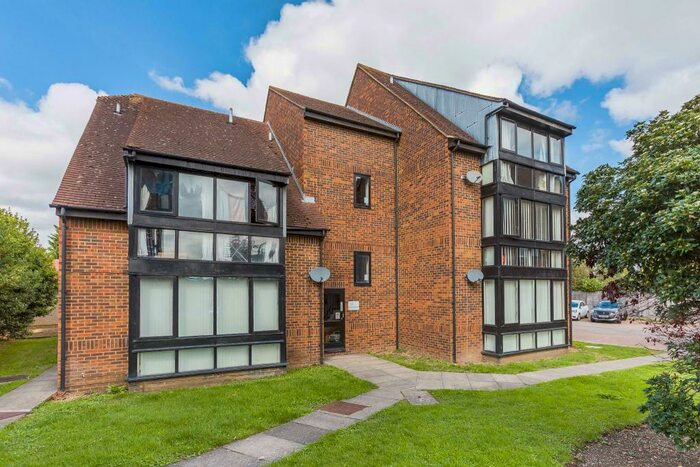 2 Bedroom Apartment To Rent In Wyllyotts Close, Potters Bar, EN6