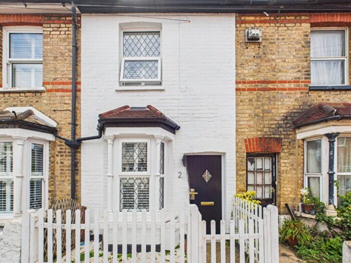 2 Bedroom Semi-Detached House To Rent In Yew Tree Road, BR3