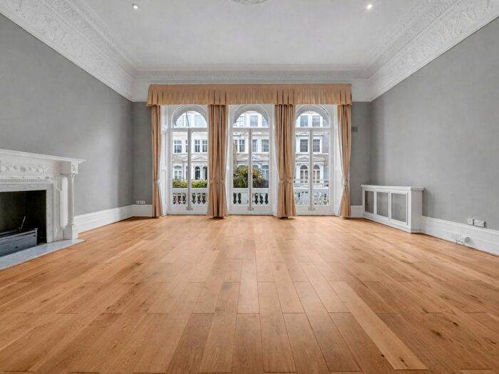 2 Bedroom Flat For Sale In Queen's Gate Place, London, SW7