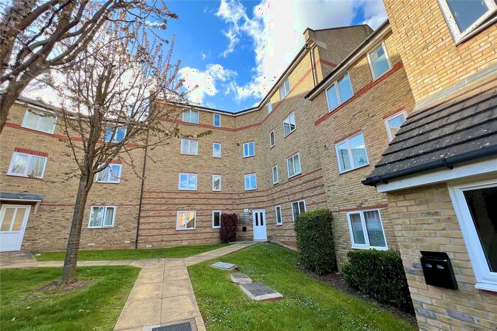 2 Bedroom Flat To Rent In Rookes Crescent, Chelmsford, Essex, CM1
