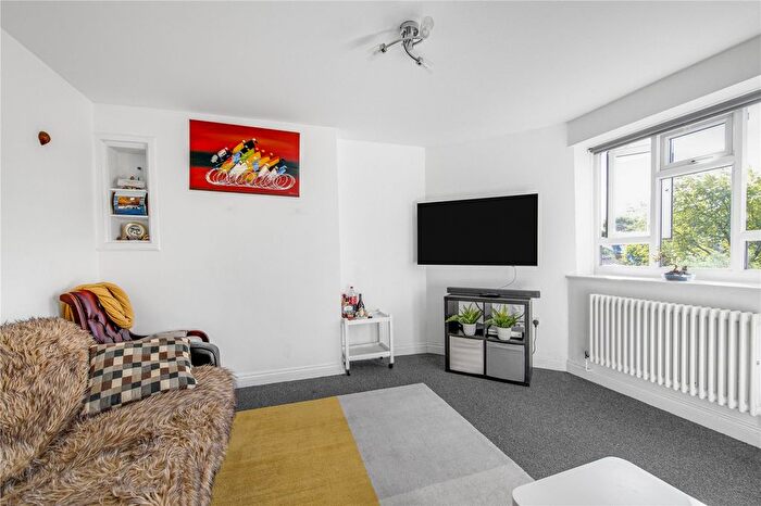 2 Bedroom Flat To Rent In Crabtree Lane, Fulham, London, SW6
