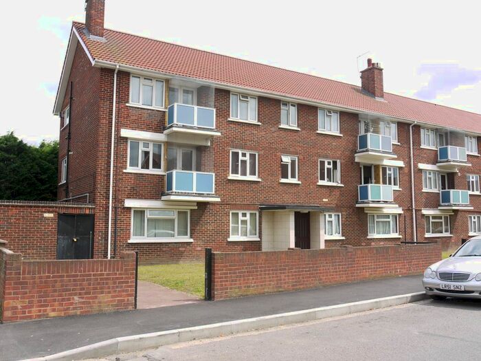 2 Bedroom Flat To Rent In Hurstwood Avenue, Barnehurst, DA7