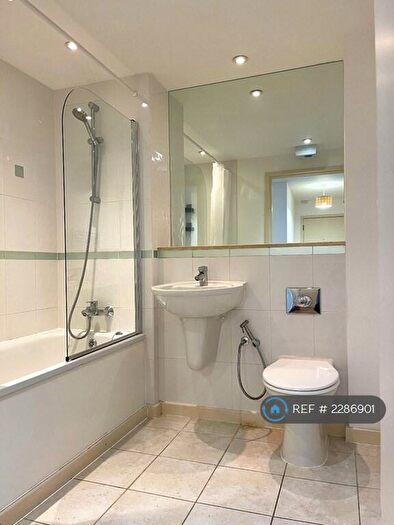 2 Bedroom Flat To Rent In Commercial Road, London, E14