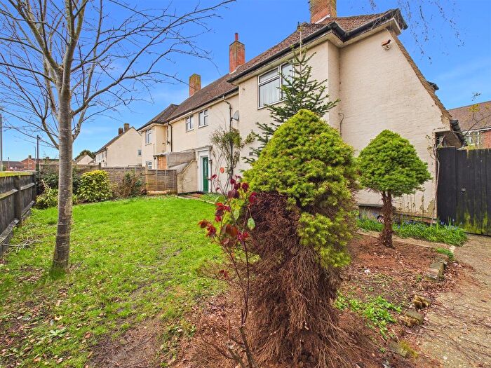 4 Bedroom Semi Detached House For Sale In Penn Road, Southcourt, Aylesbury, HP21