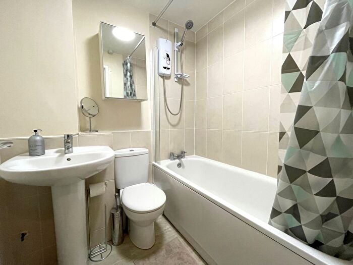 2 Bedroom Flat To Rent In Bridgewater Court, Grove Lane, Headingley, Leeds, LS6