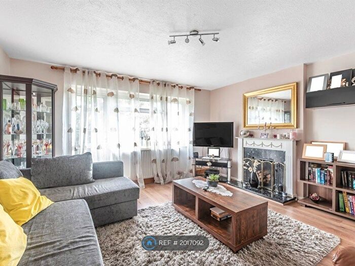 2 Bedroom Flat To Rent In High Street, Feltham, TW13
