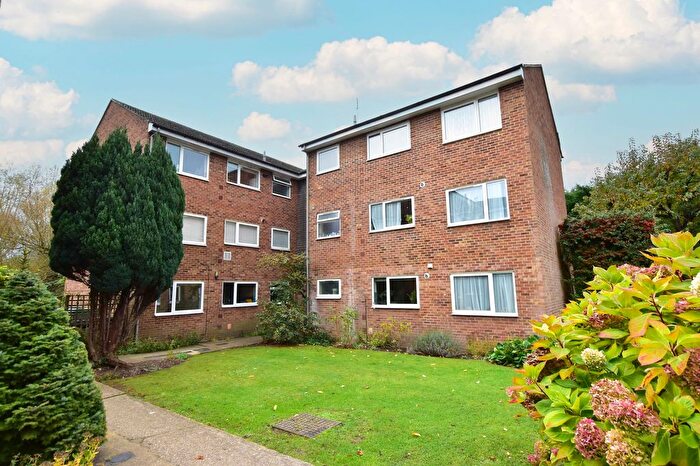 2 Bedroom Flat For Sale In Riverside Close, Kings Langley, WD4