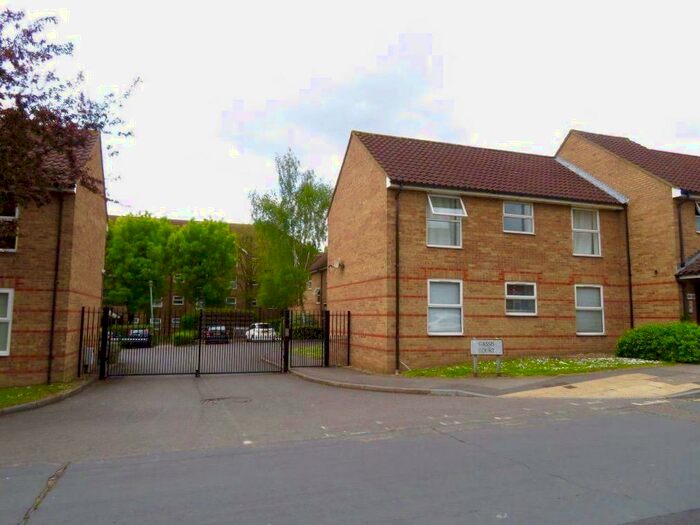 2 Bedroom Flat To Rent In Cassis Court, Loughton, Essex, IG10