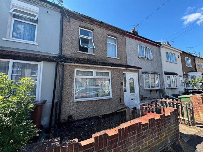 3 Bedroom Terraced House For Sale In Grove Road, Grays, RM17