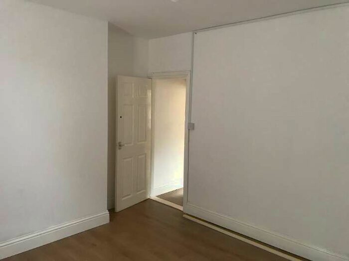 1 Bedroom Semi-Detached House To Rent In Guildford, GU2 9xn #382638