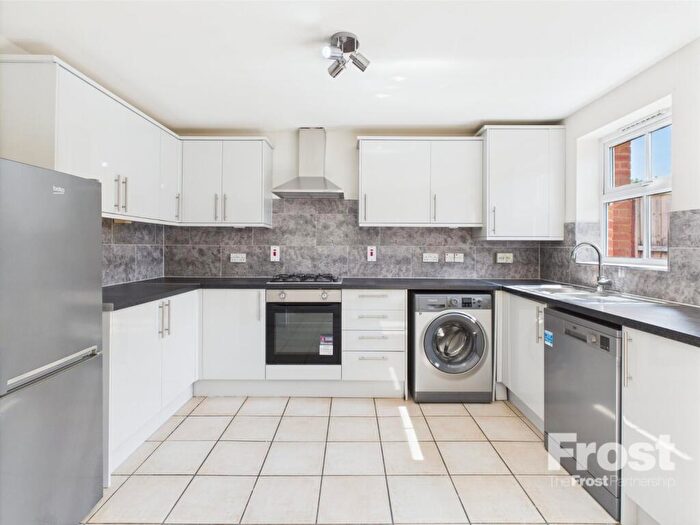 3 Bedroom Town House To Rent In Tracy Avenue, Slough, Berkshire, SL3