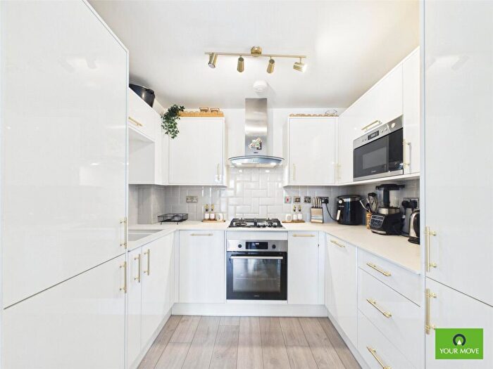 2 Bedroom Flat For Sale In Cottons Approach, Romford, RM7