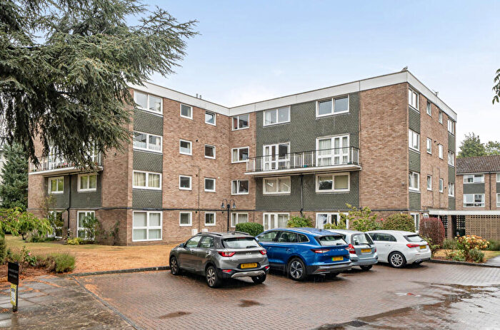 2 Bedroom Apartment For Sale In College Lawn, Cheltenham, Gloucestershire, GL53