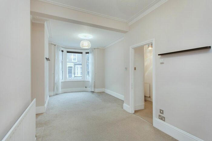 4 Bedroom Flat To Rent In Mossbury Road, London, SW11