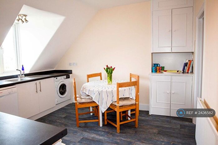 2 Bedroom Flat To Rent In St John's Road, London, SW11
