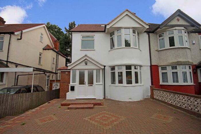3 Bedroom Flat To Rent In Great West Road, Osterley, Isleworth, TW7