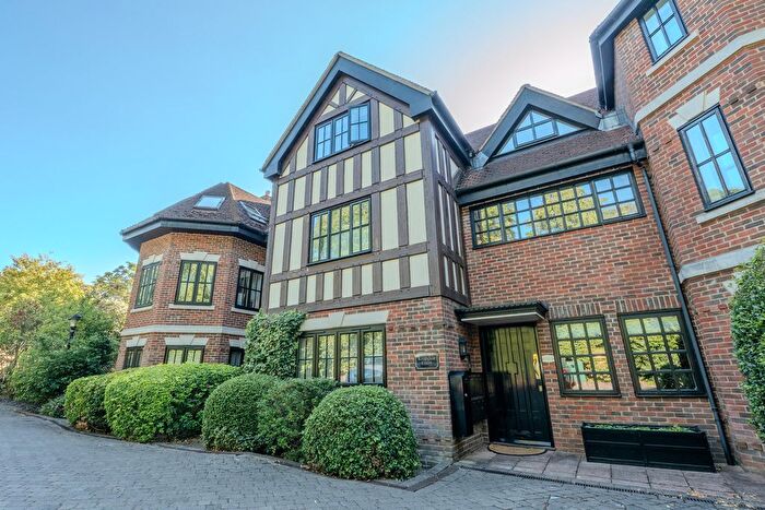 3 Bedroom Flat For Sale In Kingsdale Court, Hadley Wood, EN4
