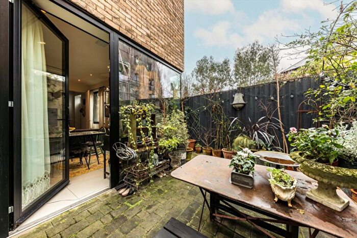 3 Bedroom House For Sale In Anton Street, Hackney, E8