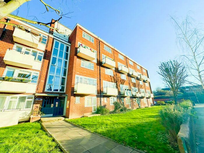 2 Bedroom Flat To Rent In Warwick Road, Harringey, N4