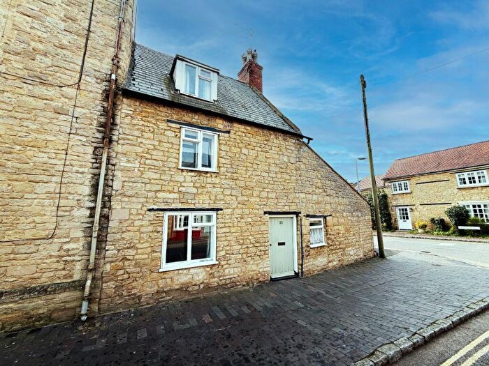 2 Bedroom Cottage For Sale In Weston Road, Olney, MK46
