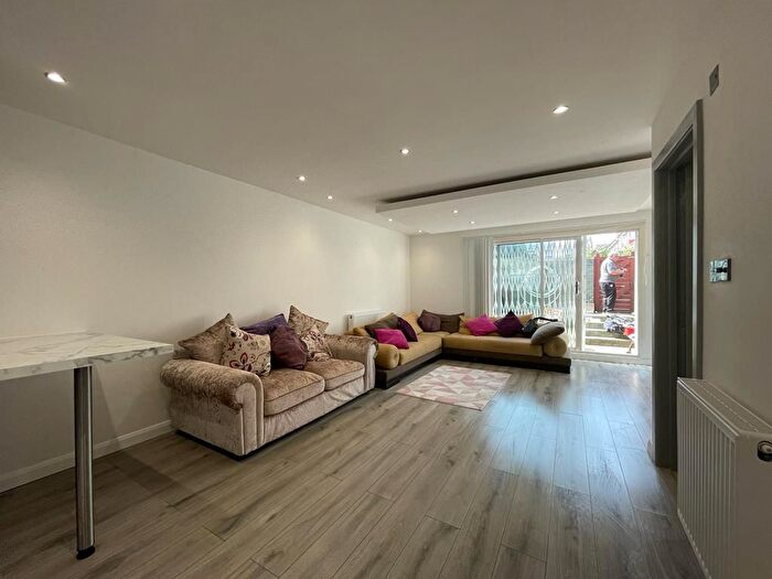 4 Bedroom Flat To Rent In Eversholt Street, Euston, Camden, London, NW1