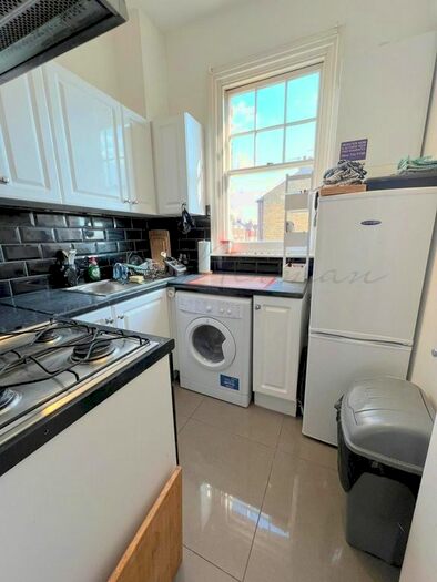 3 Bedroom Flat To Rent In Upper Richmond Road, Putney, SW15