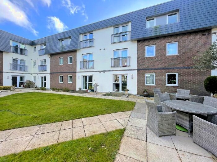 2 Bedroom Flat For Sale In Willow Court, Clyne Common, Swansea, SA3