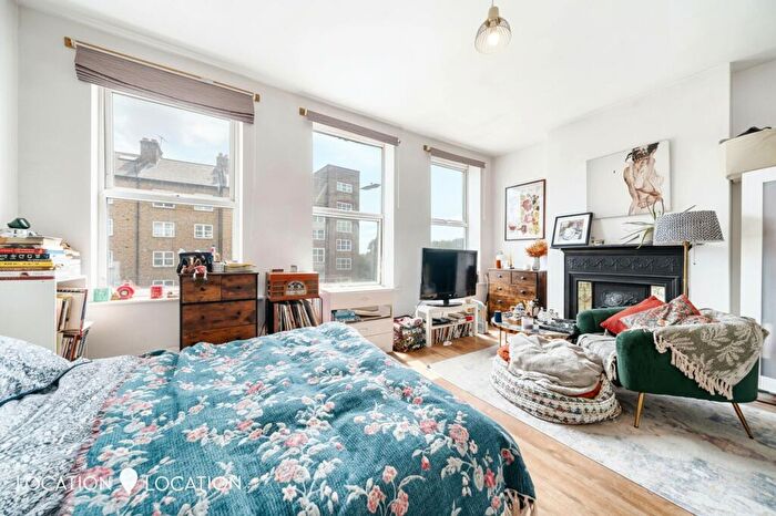 3 Bedroom Maisonette For Sale In Stoke Newington Church Street, London, N16
