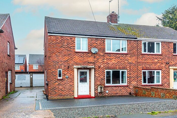 3 Bedroom Semi-detached House For Sale In Osborne Close, Rushden, NN10