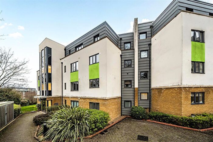 2 Bedroom Flat For Sale In Hythe Road, Surbiton, KT6
