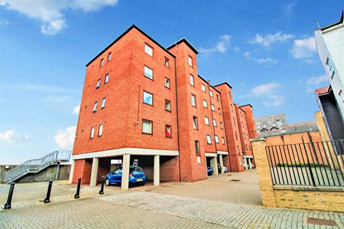2 Bedroom Flat To Rent In Russell Quay, West Street, Gravesend, Kent, DA11