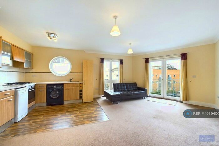 2 Bedroom Flat To Rent In Bridgewharf, Chertsey, KT16