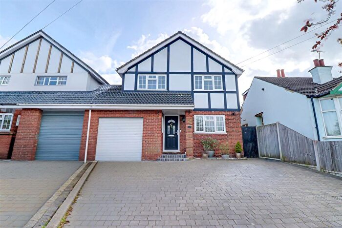 4 Bedroom Link Detached House For Sale In The Crescent, Hadleigh, SS7