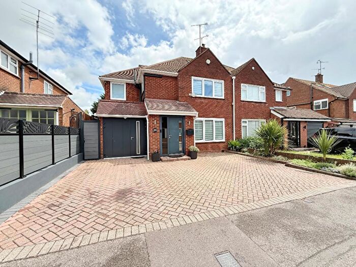 4 Bedroom Semi Detached House For Sale In Blandford Avenue, Old Bedford Road Area, Luton, Bedfordshire, LU2