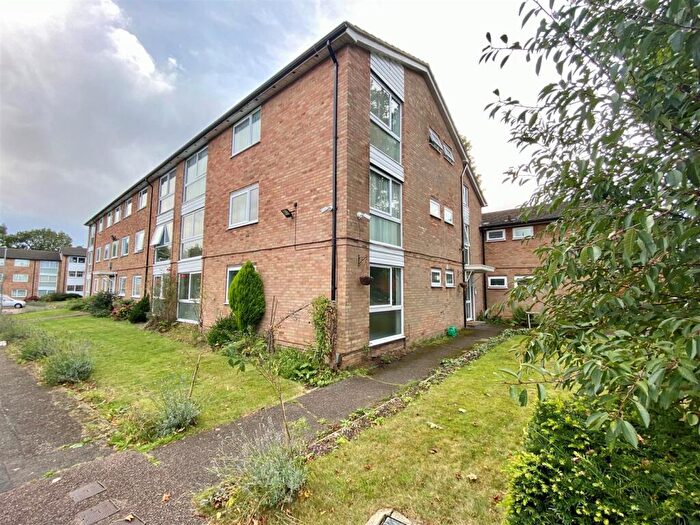 2 Bedroom Apartment For Sale In Stapleton Close, Potters Bar, EN6