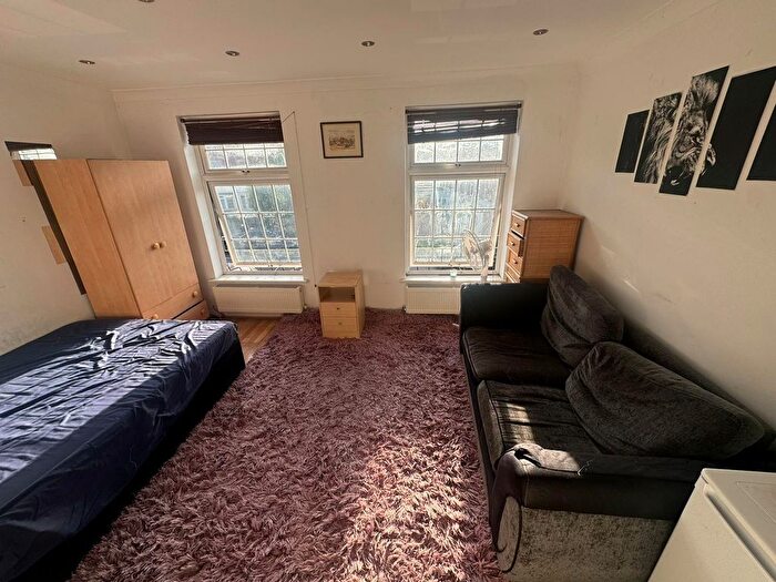 Studio To Rent In Guildown Avenue, London, N12