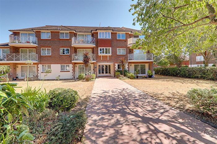 2 Bedroom Flat For Sale In Grand Avenue, West Worthing, BN11
